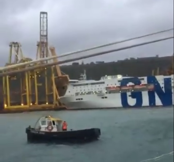 Pożar w porcie Barcelona. Statek pasażerski uderzył w suwnice (wideo) - GospodarkaMorska.pl