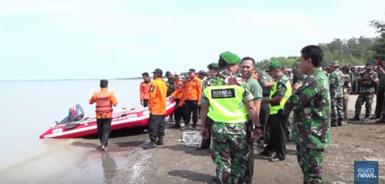 Indonezja: Nurkowie wydobyli z morza czarną skrzynkę - GospodarkaMorska.pl