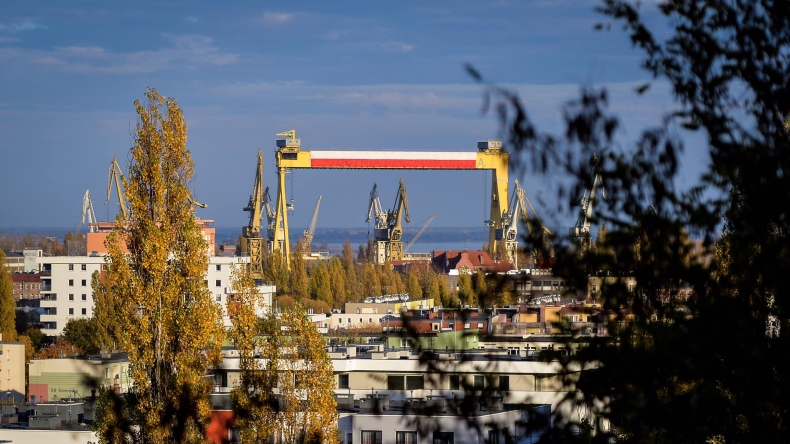 Biało-czerwona flaga na stoczniowej suwnicy w 100-lecie odzyskania niepodległości - GospodarkaMorska.pl