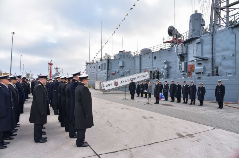 Pożegnanie dowódcy Dywizjonu Okrętów Bojowych - GospodarkaMorska.pl