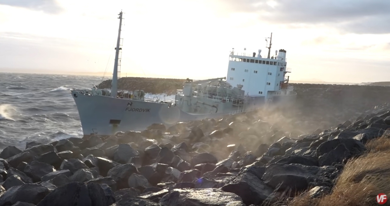 MV Fjordvik na mieliźnie. Utknął na islandzkim falochronie (wideo) - GospodarkaMorska.pl