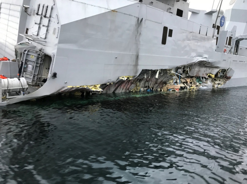Norwegia: Termin oholowania uszkodzonej w kolizji fregaty na razie nieznany (foto) - GospodarkaMorska.pl