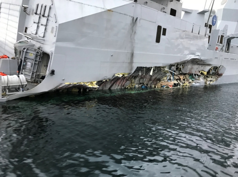 Norwegia: Termin oholowania uszkodzonej w kolizji fregaty na razie nieznany (foto) - GospodarkaMorska.pl