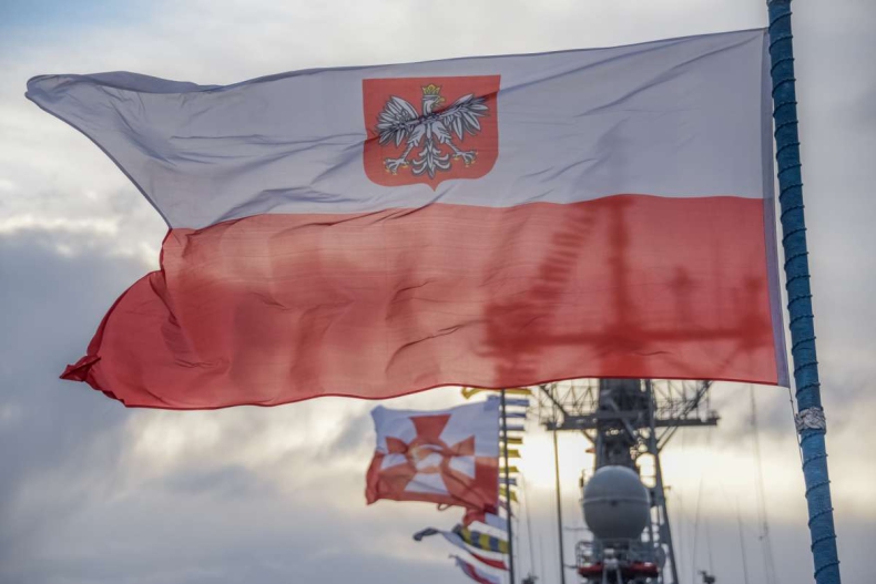 Narodowe Święto Niepodległości na okrętach Marynarki Wojennej - GospodarkaMorska.pl