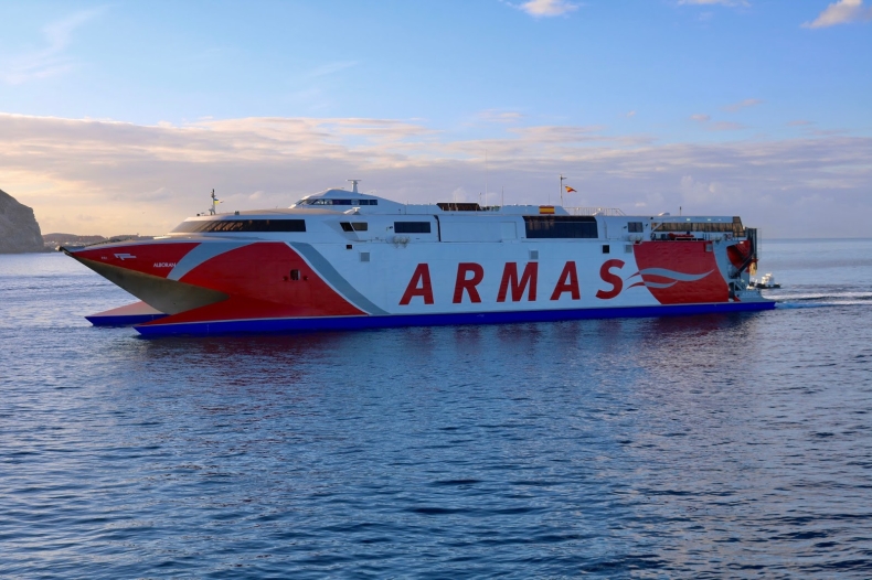 Kolizja szybkiego promu Naviera Armas z mniejszym statkiem - GospodarkaMorska.pl