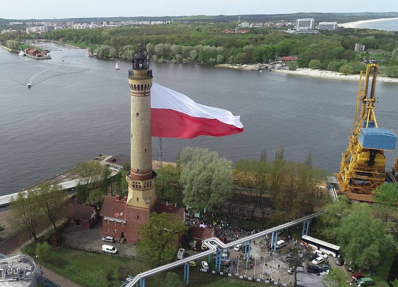Największa flaga w Polsce na latarni morskiej w Świnoujściu - GospodarkaMorska.pl