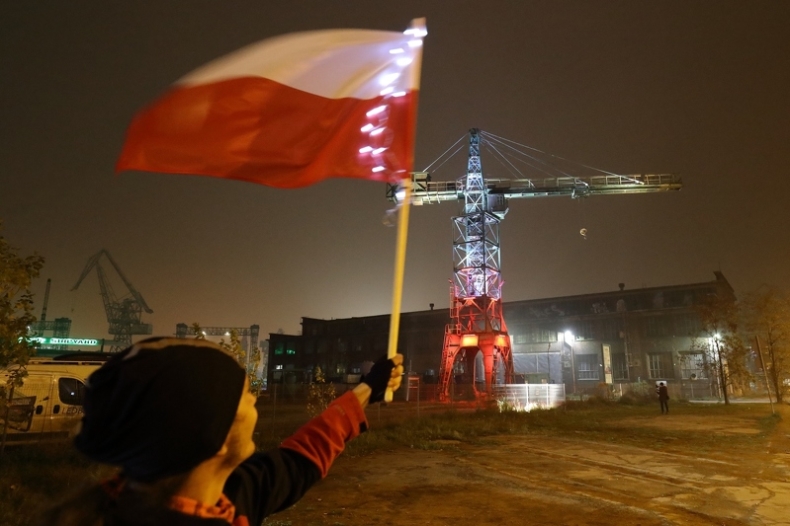 Dźwigamy niepodległość - podświetlenie dźwigu stoczniowego na 100-lecie niepodległości - GospodarkaMorska.pl
