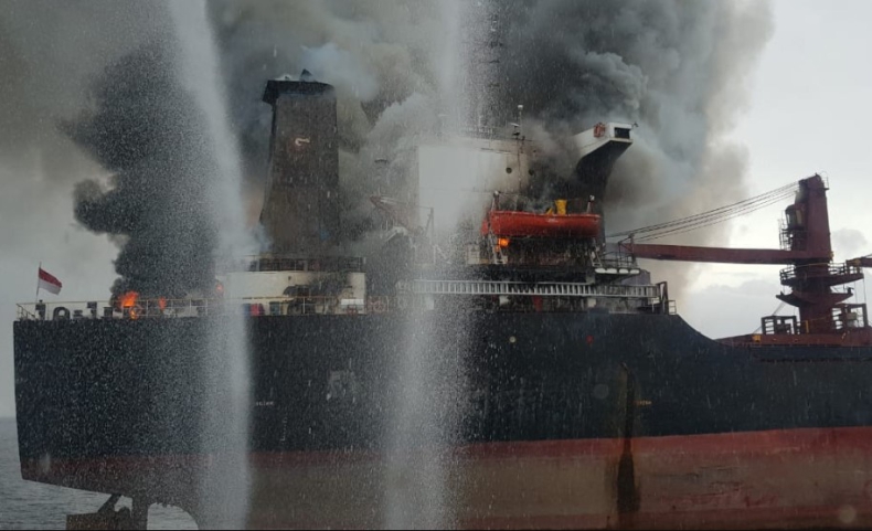Pożar masowca u wybrzeży Indonezji. Ewakuowano 22 osoby (wideo) - GospodarkaMorska.pl