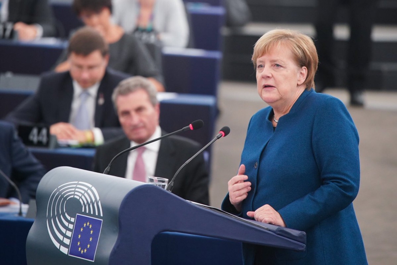 Merkel w PE apeluje o unijną solidarność i stworzenie europejskiej armii - GospodarkaMorska.pl