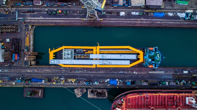 Olbrzymia suwnica z Energomontażu Północ-Gdynia w drodze do Finlandii (foto, wideo) - GospodarkaMorska.pl