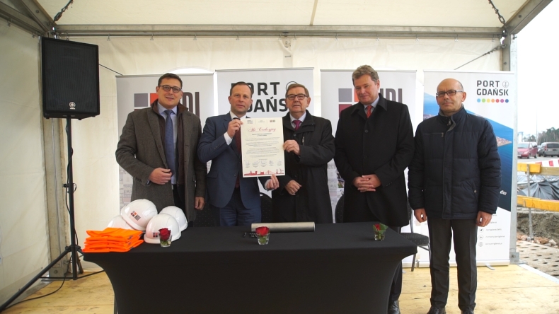 W Porcie Gdańsk wmurowano kamień węgielny pod budowę nowego wiaduktu. Trwają prace nad przebudową układu drogowo-kolejowego (foto, wideo) - GospodarkaMorska.pl