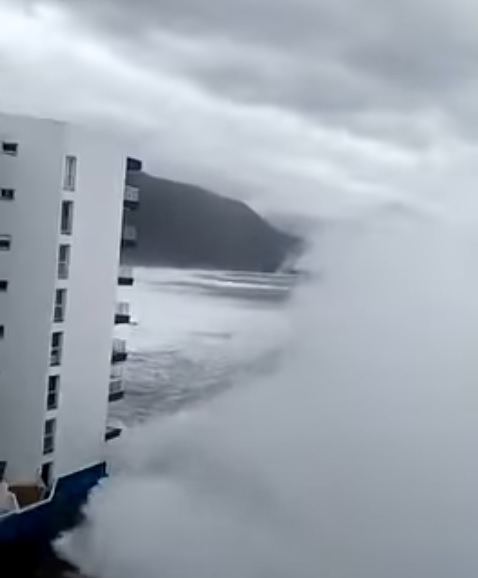 Gigantyczne fale na Teneryfie. Jednym uderzeniem zmiotły balkony - GospodarkaMorska.pl