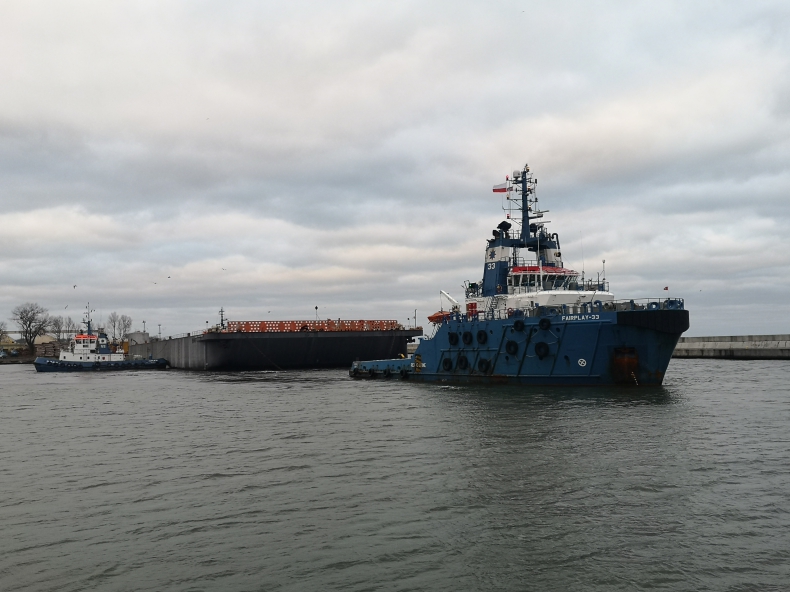 Olbrzymi barko-ponton zniknął z centrum Gdyni. Wiemy, co się z nim stało (foto) - GospodarkaMorska.pl