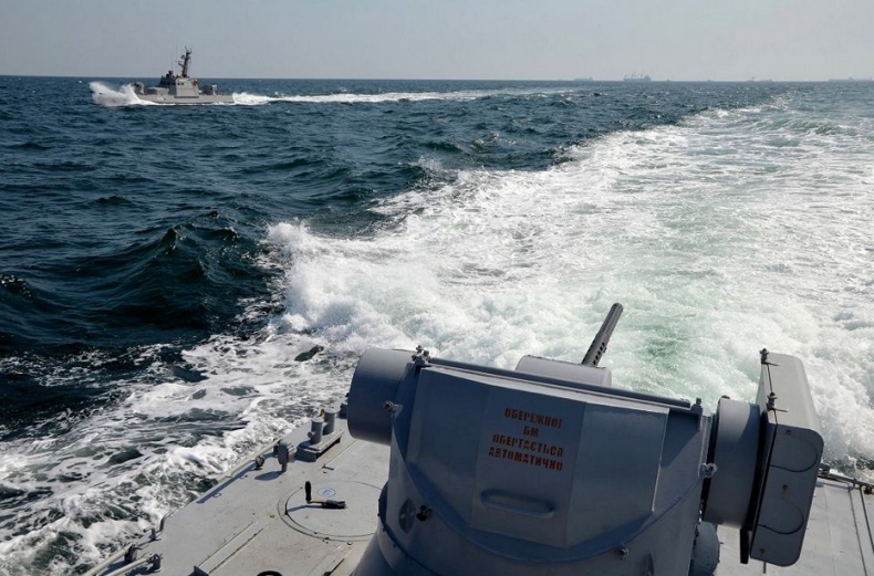 Ukraina rozpatruje wprowadzenie stanu wojennego, Rosjanie twierdzą, że ukraińskie okręty naruszyły granice - GospodarkaMorska.pl