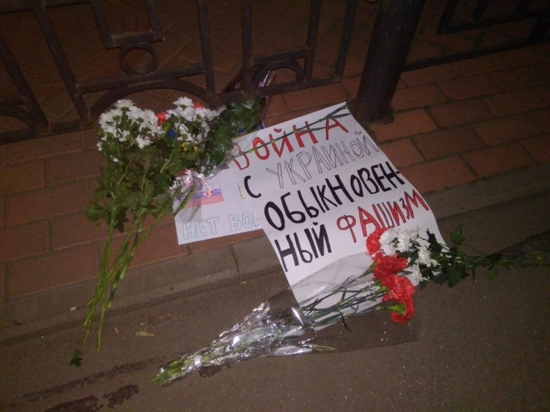 Ukraina: Protesty przed placówkami dyplomatycznymi Rosji w ukraińskich miastach - GospodarkaMorska.pl