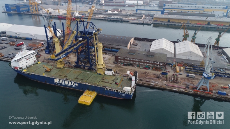Olbrzymia suwnica wypłynęła z Gdyni na pokładzie jednego z najsilniejszych statków świata (foto, wideo) - GospodarkaMorska.pl