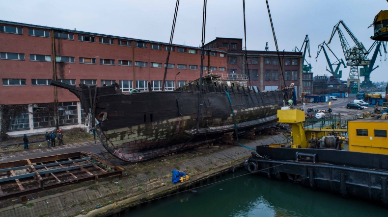Gdański latarniowiec został podniesiony z dna basenu stoczniowego (foto, wideo) - GospodarkaMorska.pl