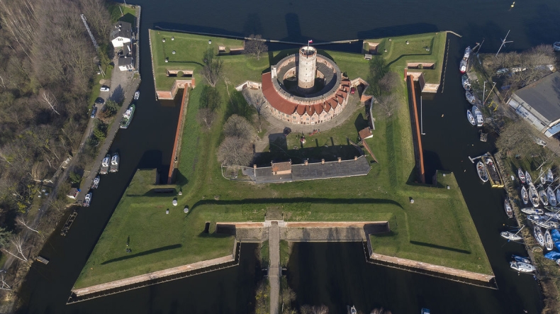 Badania architektoniczne średniowiecznej latarni morskiej na Twierdzy Wisłoujście - GospodarkaMorska.pl