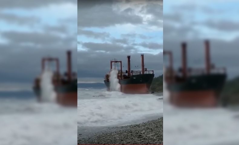 Silny wiatr i wysokie fale zepchnęły go prosto na skały. Masowiec utknął na mieliźnie (wideo) - GospodarkaMorska.pl