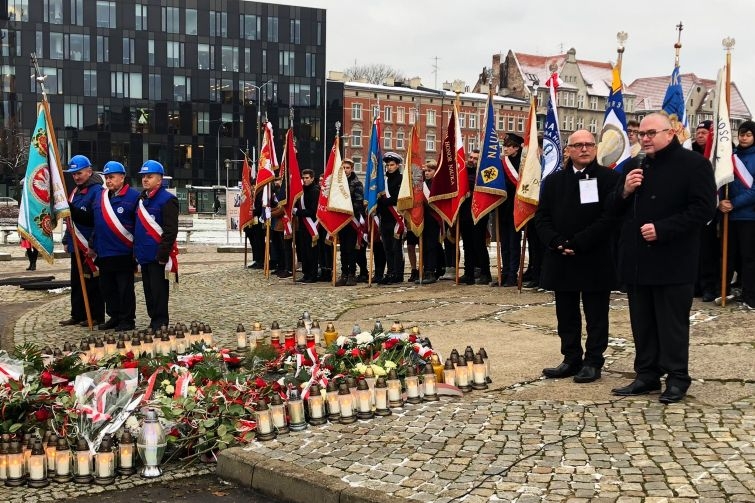 48. rocznica Grudnia'70. Uczniowie i stoczniowcy uczcili pamięć ofiar - GospodarkaMorska.pl