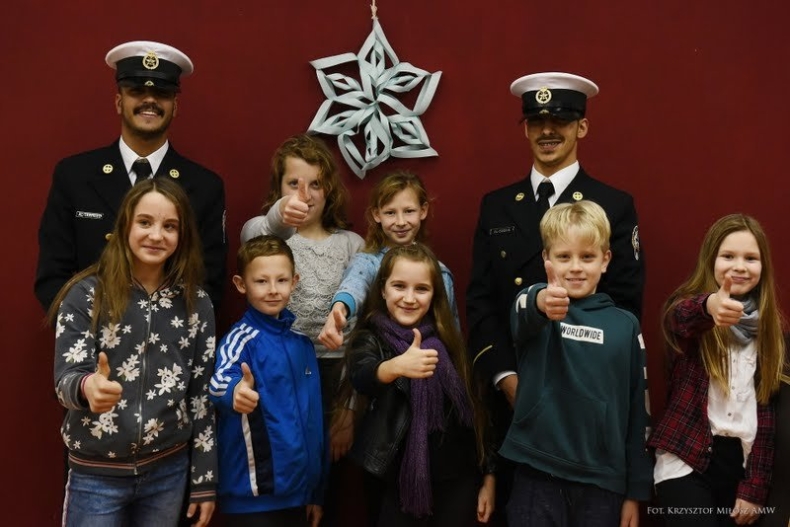 Podchorążowie z Kuwejtu jak Święty Mikołaj - GospodarkaMorska.pl