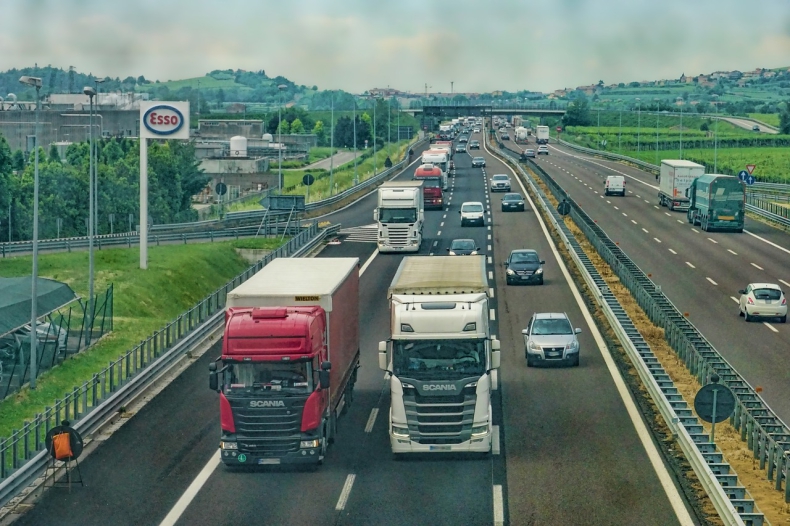 Państwa UE po raz pierwszy zgadzają się na limity CO2 dla ciężarówek - GospodarkaMorska.pl