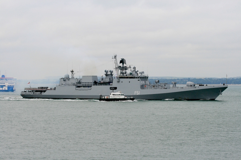 Rosyjska fregata rakietowa płynie z Krymu na Morze Azowskie - GospodarkaMorska.pl