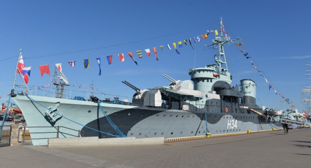 Wodowanie książki na ORP Błyskawica - GospodarkaMorska.pl