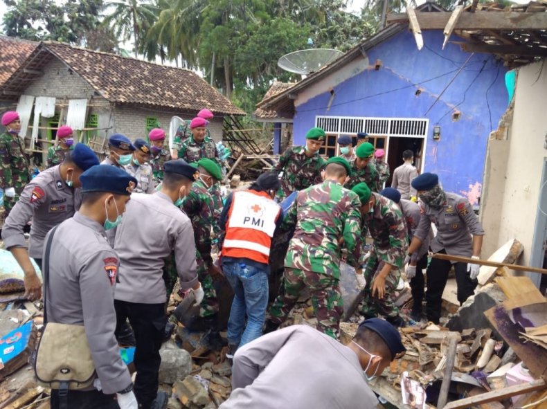 Indonezja: Co najmniej 429 zabitych, blisko 1,5 tys. rannych po tsunami - GospodarkaMorska.pl