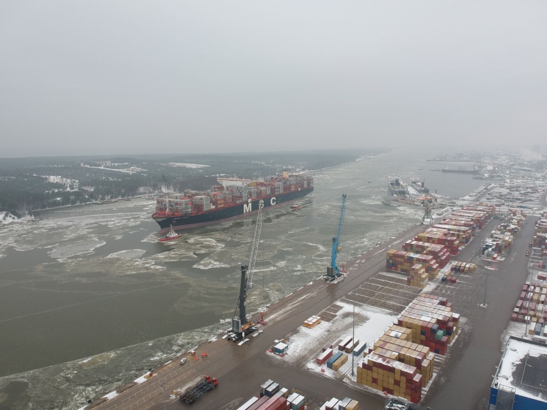 Do portu w Kłajpedzie wpłynął największy kontenerowiec w jego historii. Rośnie konkurencja dla Gdańska (foto, wideo) - GospodarkaMorska.pl