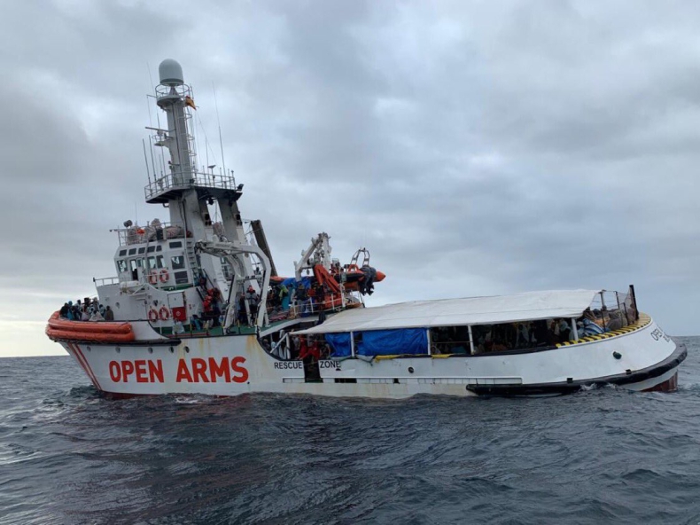 Hiszpania: Statek z ponad 300 migrantami dotarł do portu w Algeciras (wideo) - GospodarkaMorska.pl