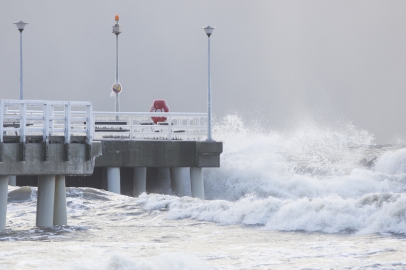 Nowy Rok rozpoczął się sztormowo - odwołane promy, cofka powodziowa na Motławie (foto) - GospodarkaMorska.pl