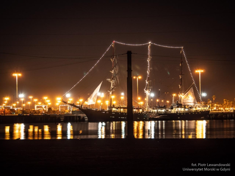 Pożegnanie Kalifornii i starego roku na Darze Młodzieży -  relacja z pokładu - GospodarkaMorska.pl