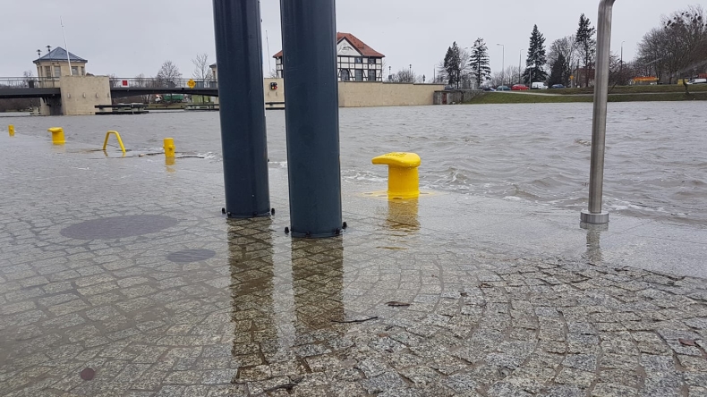 Elbląg: Stan alarmowy przekroczony na rzece Elbląg; pogotowie przeciwpowodziowe w mieście - GospodarkaMorska.pl