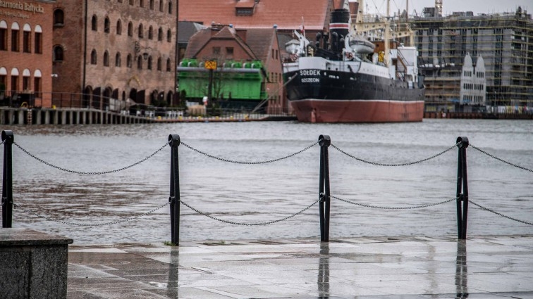 Komunikat nr 1 MZZK w Gdańsku w związku z wystąpieniem wysokiego stanu wód i silnym wiatrem - GospodarkaMorska.pl