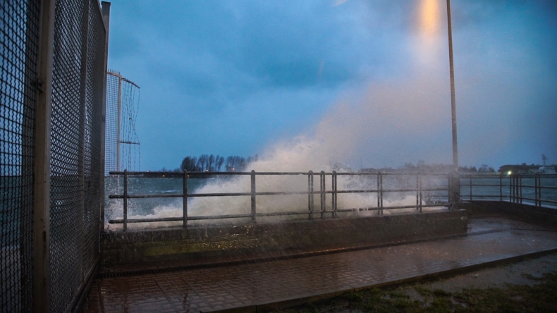 Zobacz szalejący sztorm na Bałtyku. Nie odpuści co najmniej do czwartku (foto, wideo) - GospodarkaMorska.pl