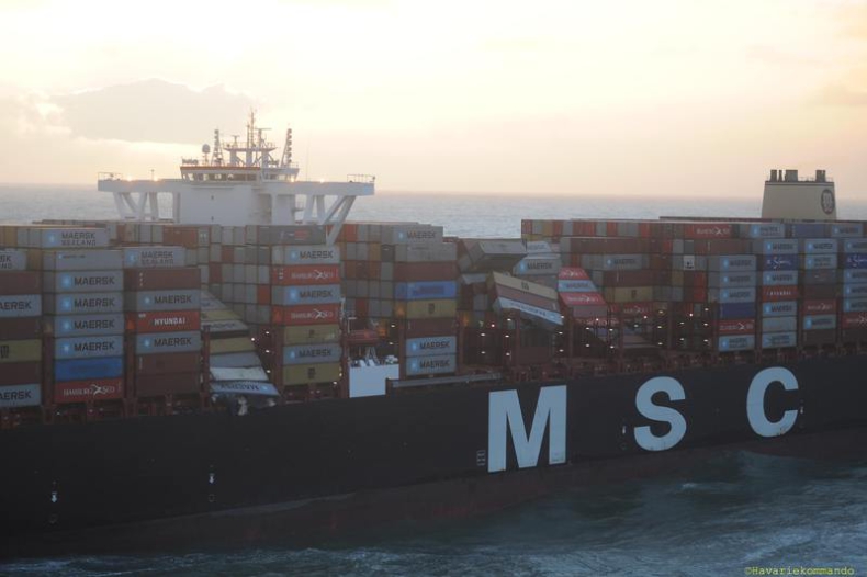 Holandia: Morze wyrzuciło na brzeg dziesiątki kontenerów (foto) - GospodarkaMorska.pl