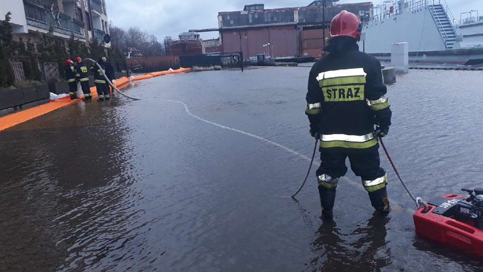 Niebezpiecznie w usteckim porcie. Ogłoszono alarm powodziowy, woda wylewała się na nabrzeże (foto, wideo) - GospodarkaMorska.pl