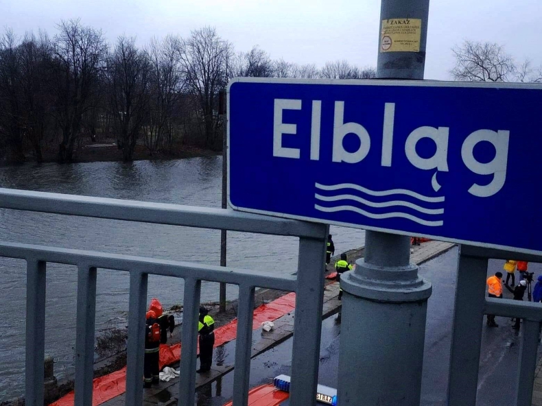 Elbląg: Stan alarmowy na rzece Elbląg, ale woda opada (wideo) - GospodarkaMorska.pl