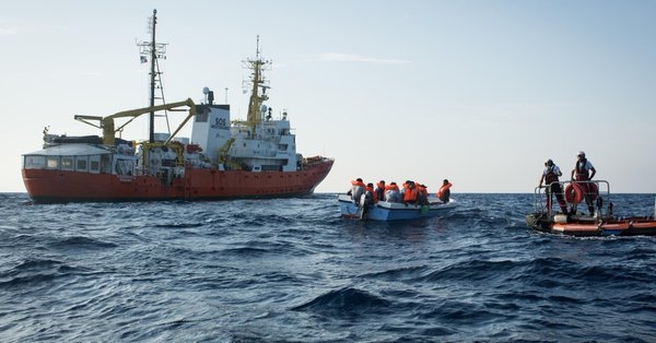 Włochy/ Szef MSW o statku z migrantami: nasze porty są zamknięte - GospodarkaMorska.pl