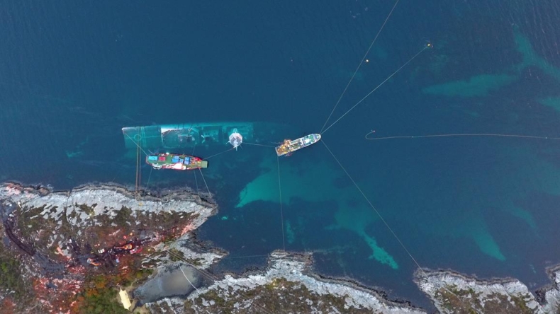 Norweska fregata nadal pod wodą. Sztorm uszkodził mocowanie (wideo) - GospodarkaMorska.pl