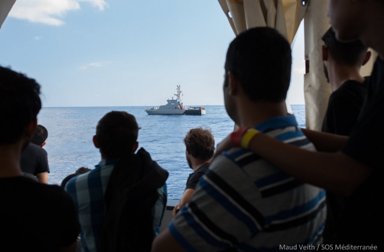 KE apeluje do krajów UE o przyjęcie migrantów z dwóch statków na M. Śródziemnym - GospodarkaMorska.pl