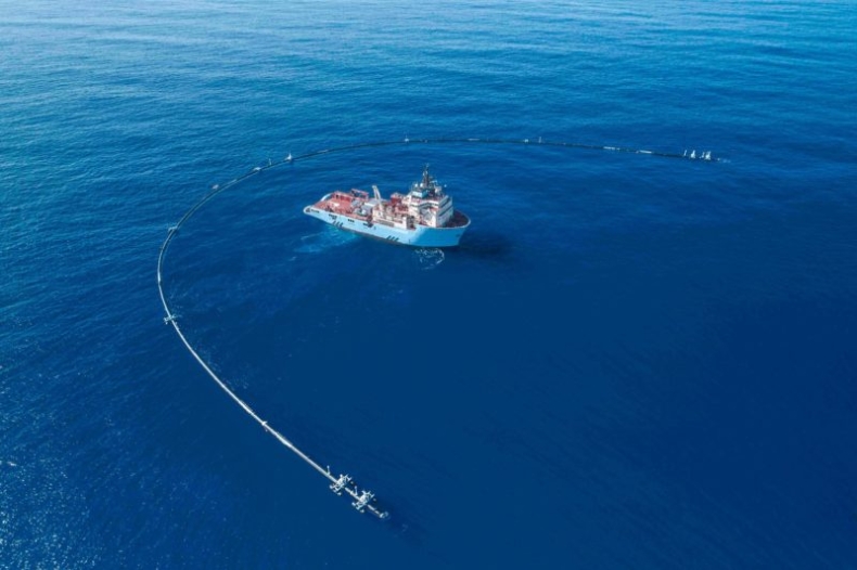 Problemy konstrukcyjne zmusiły system Ocean Cleanup do opuszczenia Wielkiej Pacyficznej Plamy Śmieci. Planowany powrót jeszcze w tym roku - GospodarkaMorska.pl