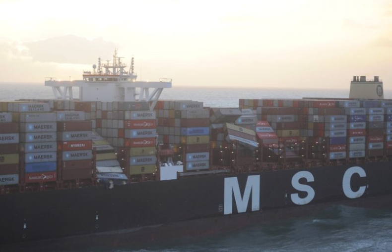 Holenderskie władze domagają się zapłaty za sprzątanie po kontenerach, które spadły z kontenerowca MSC - GospodarkaMorska.pl