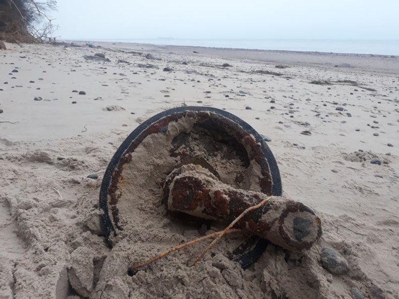 Fragment niemieckiego działa na bałtyckiej plaży (foto) - GospodarkaMorska.pl