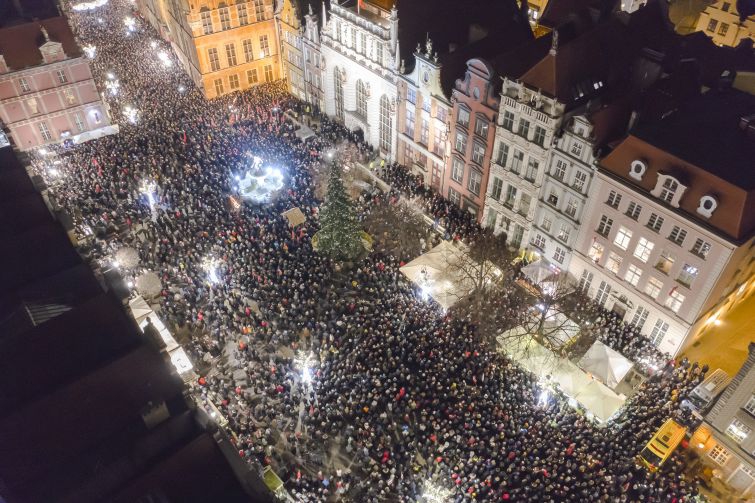 Gdańsk: Około 16 tysięcy uczestników wiecu upamiętniającego Pawła Adamowicza (foto) - GospodarkaMorska.pl