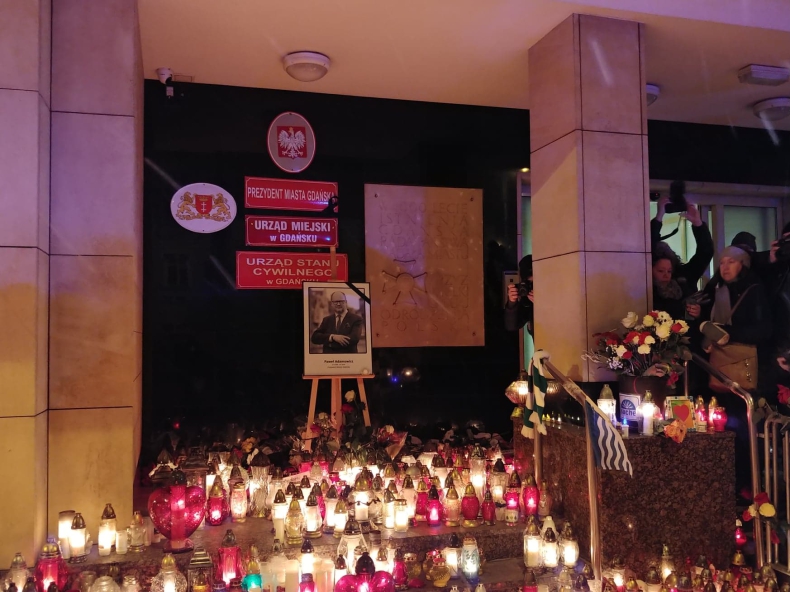 Kilka tysięcy osób na wiecu pamięci zmarłego w poniedziałek prezydenta Gdańska Pawła Adamowicza - GospodarkaMorska.pl