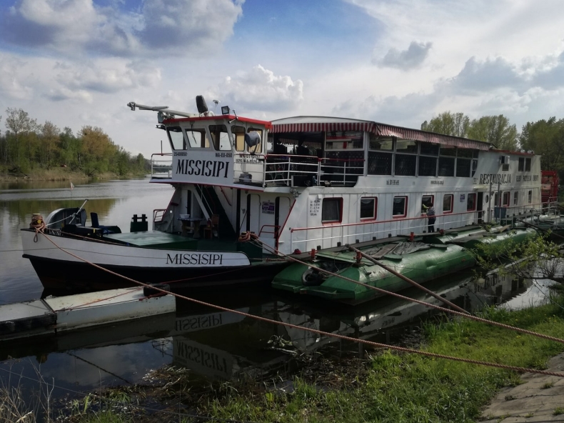 Warszawa: Statek restauracyjny osiada na dnie - GospodarkaMorska.pl