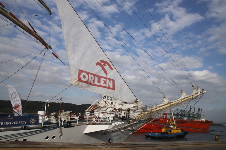 Papież otrzymał akwarelę przedstawiającą Dar Młodzieży - GospodarkaMorska.pl