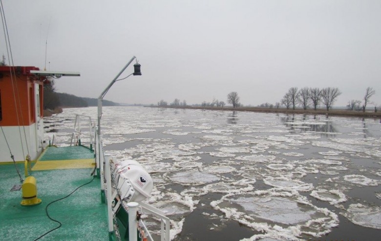 Zachodniopomorskie: Przez pogodę ograniczono żeglugę na Odrze i Jeziorze Dąbie - GospodarkaMorska.pl